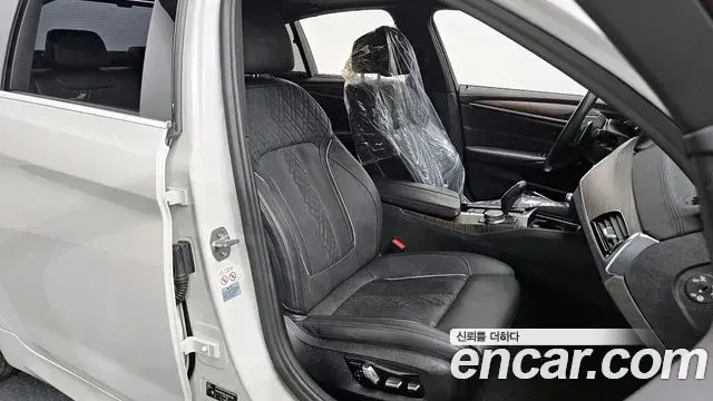 BMW 5 Series 2018 — Фото 10/20