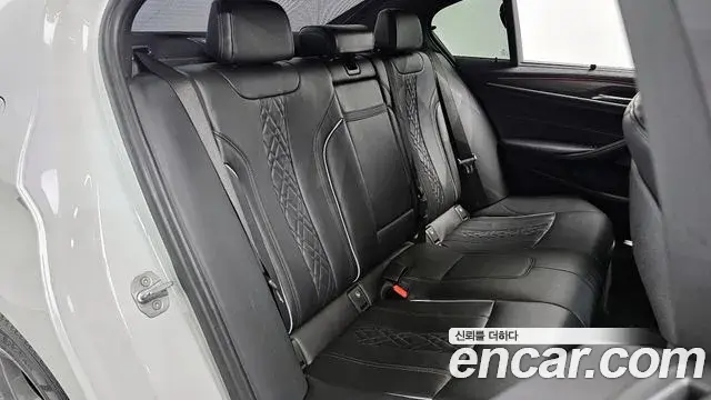 BMW 5 Series 2018 — Фото 12/20