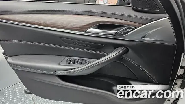 BMW 5 Series 2018 — Фото 14/20