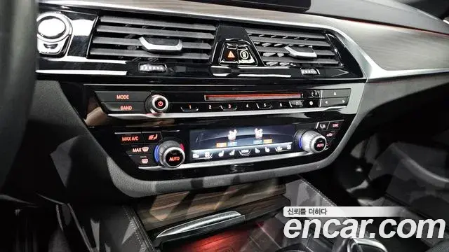 BMW 5 Series 2018 — Фото 16/20