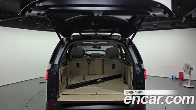 Land Rover Discovery 5 2019 — Photo 2/20