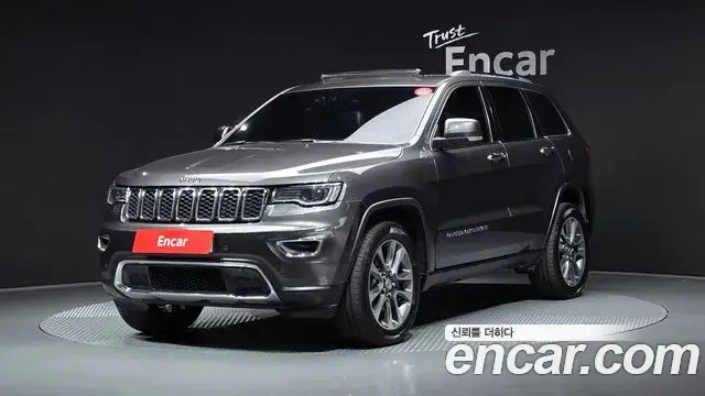 Jeep Grand Cherokee 2018 — Şəkil 12/20
