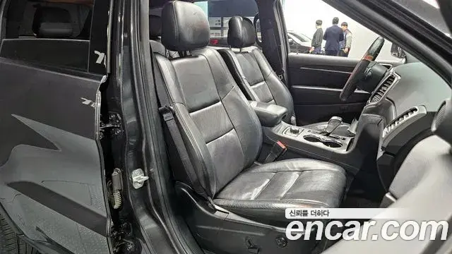 Jeep Grand Cherokee 2018 — Şəkil 17/20