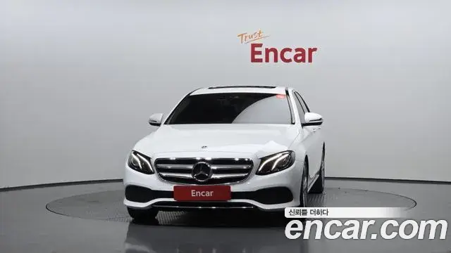 Mercedes-Benz E-Class 2018 — Photo 1/30
