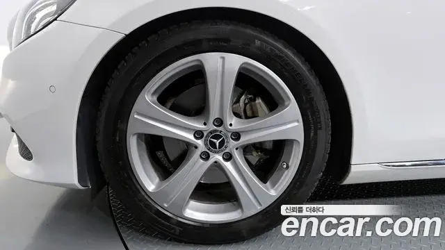Mercedes-Benz E-Class 2018 — Photo 17/30