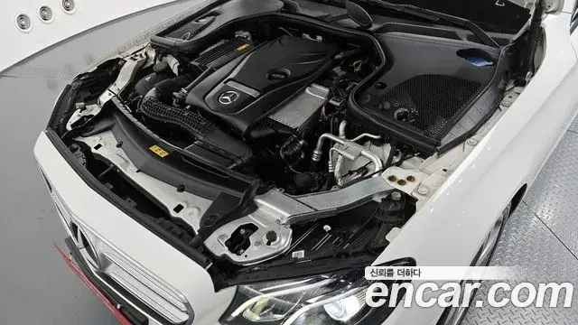 Mercedes-Benz E-Class 2018 — Photo 14/30