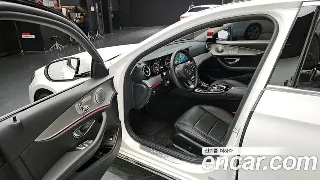 Mercedes-Benz E-Class 2018 — Photo 12/30