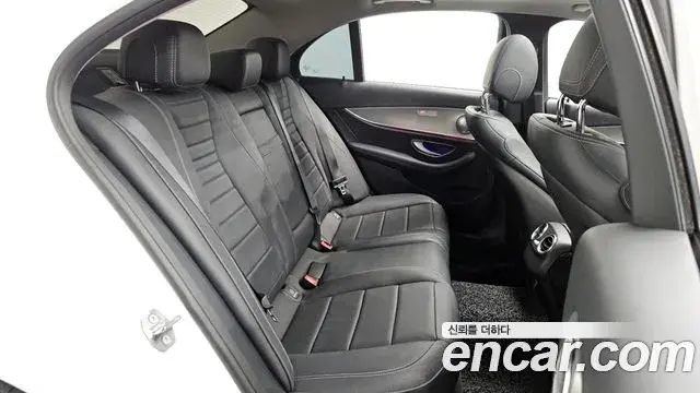 Mercedes-Benz E-Class 2018 — Photo 30/30