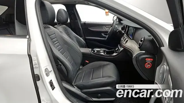 Mercedes-Benz E-Class 2018 — Photo 10/30