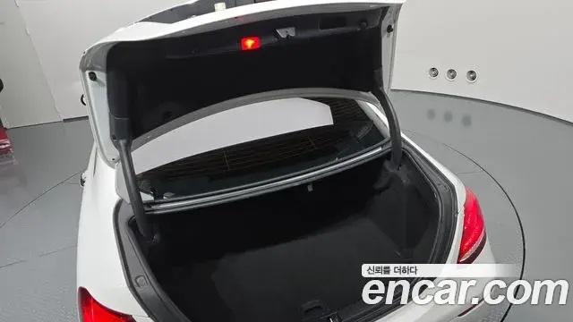 Mercedes-Benz E-Class 2018 — Photo 29/30