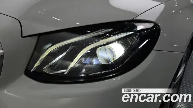 Mercedes-Benz E-Class 2018 — Photo 23/30