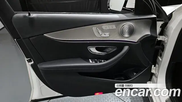 Mercedes-Benz E-Class 2018 — Photo 22/30