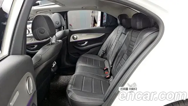 Mercedes-Benz E-Class 2018 — Photo 9/30