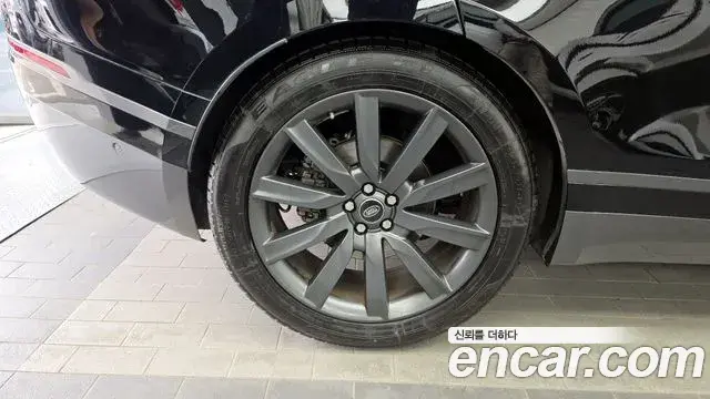 Land Rover Range Rover Velar 2018 — ფოტო 2/33