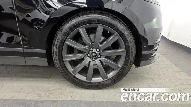Land Rover Range Rover Velar 2018 — ფოტო 29/33
