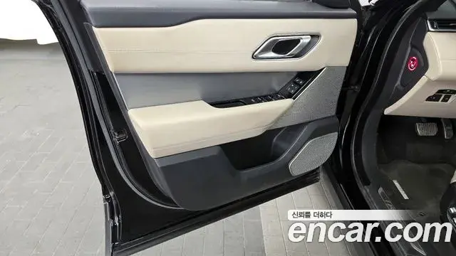 Land Rover Range Rover Velar 2018 — ფოტო 17/33