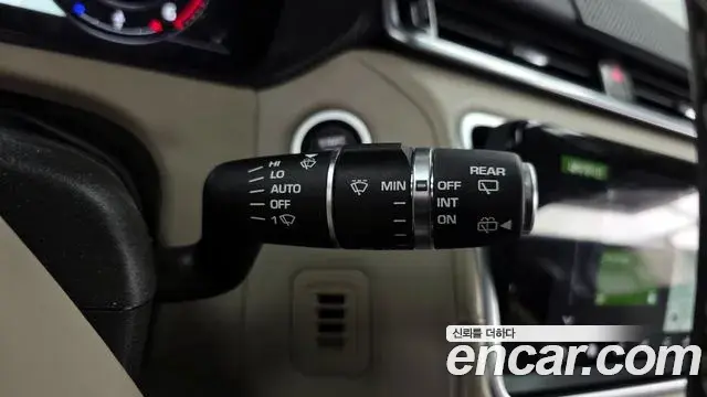 Land Rover Range Rover Velar 2018 — ფოტო 13/33