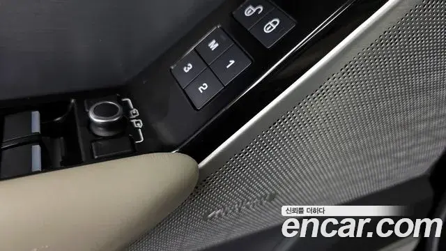 Land Rover Range Rover Velar 2018 — ფოტო 18/33