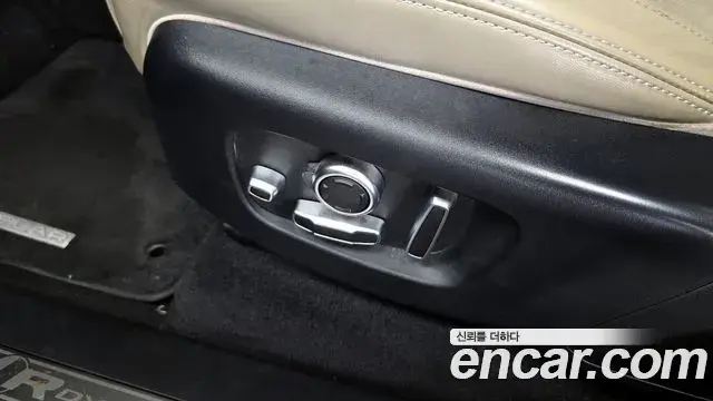 Land Rover Range Rover Velar 2018 — ფოტო 27/33