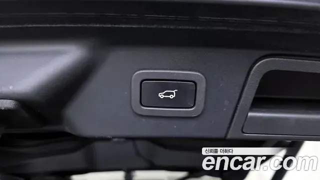 Land Rover Range Rover Velar 2018 — ფოტო 16/33