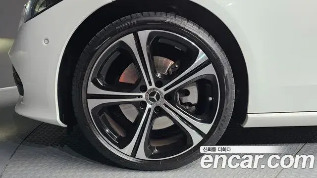 Mercedes-Benz C-Class 2023 — ფოტო 28/30