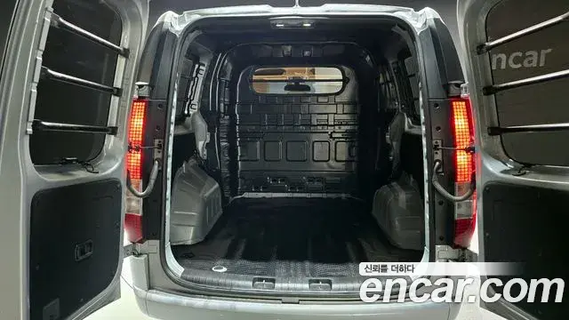 Hyundai Staria 2023 — ფოტო 6/20