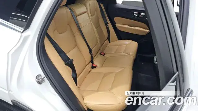 Volvo XC60 2022 — Şəkil 10/20