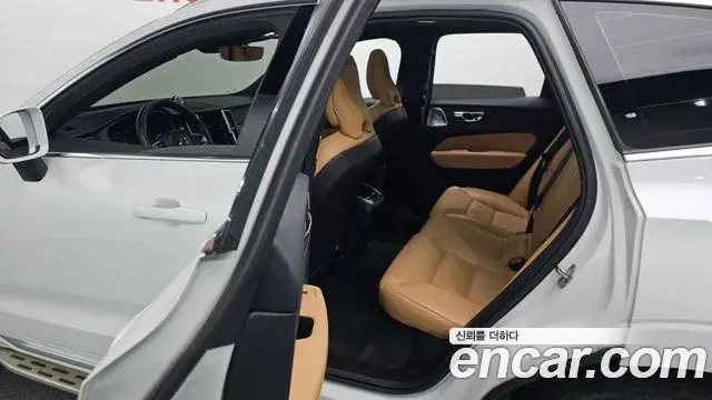 Volvo XC60 2022 — Şəkil 14/20