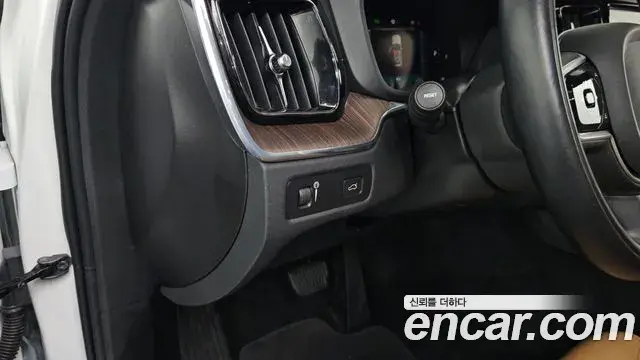 Volvo XC60 2022 — Şəkil 18/20