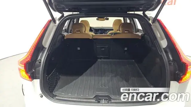 Volvo XC60 2022 — Şəkil 1/20
