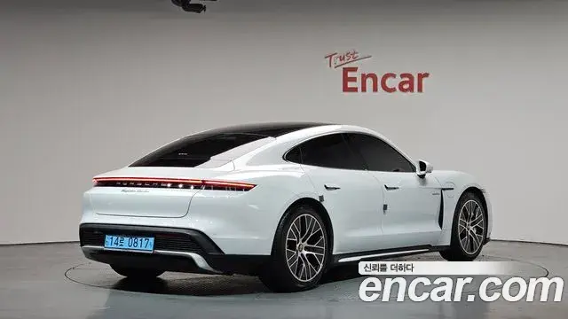 Porsche Taycan 2021 — Photo 8/34