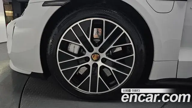 Porsche Taycan 2021 — Photo 1/34