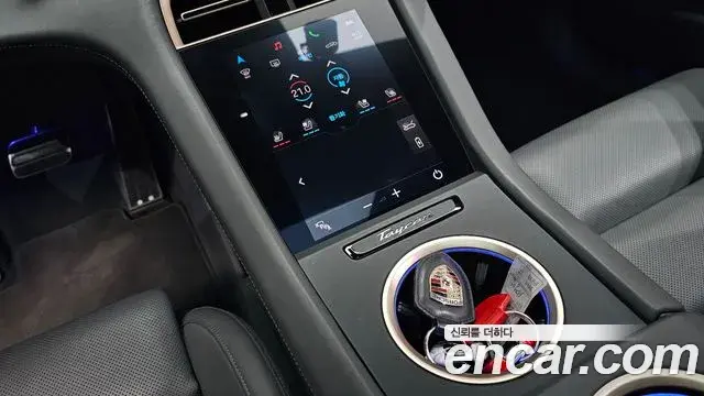 Porsche Taycan 2021 — Photo 16/34
