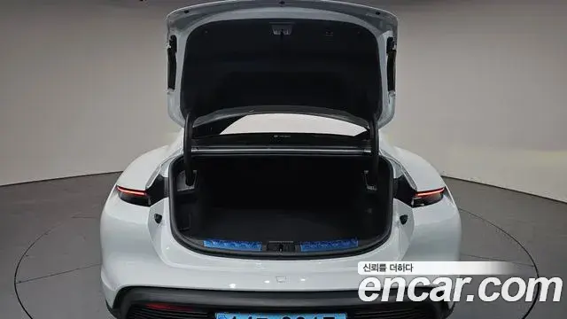 Porsche Taycan 2021 — Photo 3/34