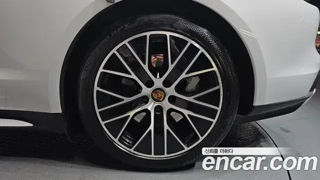Porsche Taycan 2021 — Photo 15/34