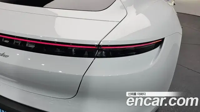 Porsche Taycan 2021 — Photo 9/34