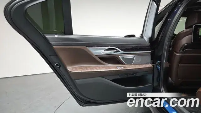 BMW 7 Series 2021 — Photo 2/39