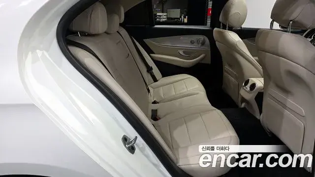 Mercedes-Benz E-Class 2019 — Фото 12/20