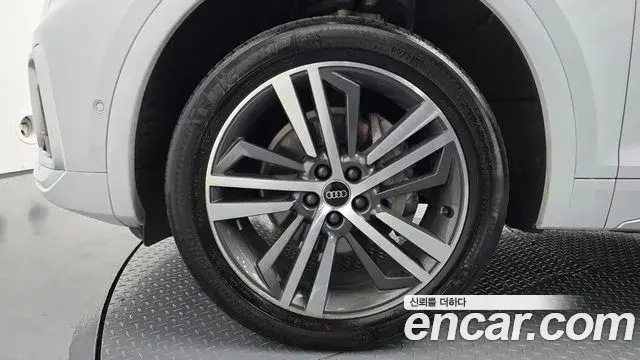 Audi Q5 2021 — ფოტო 22/33