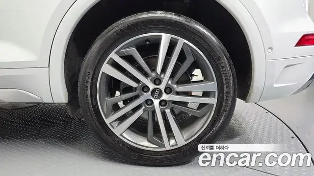Audi Q5 2021 — ფოტო 26/33