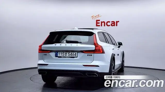 Volvo V60 Cross Country 2021 — ფოტო 6/20