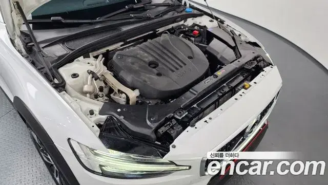 Volvo V60 Cross Country 2021 — ფოტო 1/20