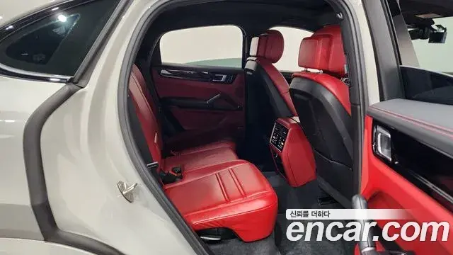 Porsche Cayenne 2021 — ფოტო 38/40