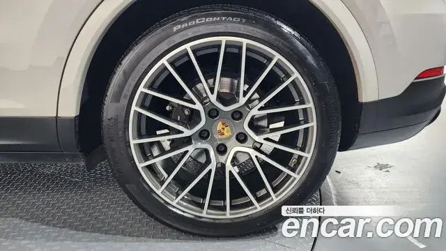 Porsche Cayenne 2021 — ფოტო 26/40