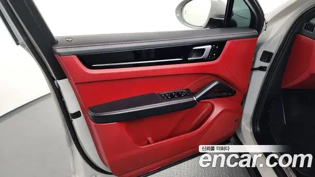 Porsche Cayenne 2021 — ფოტო 27/40