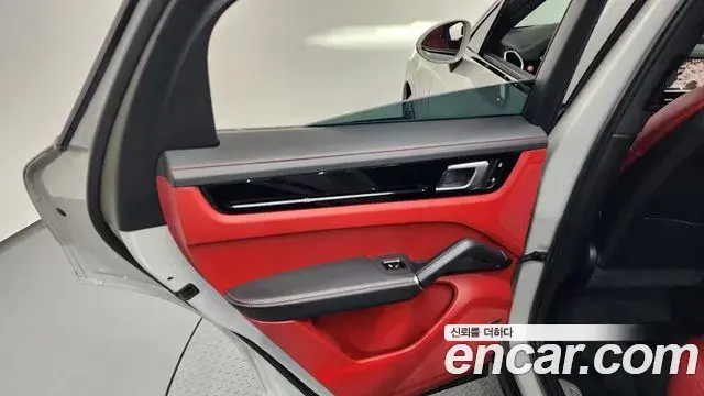 Porsche Cayenne 2021 — ფოტო 13/40
