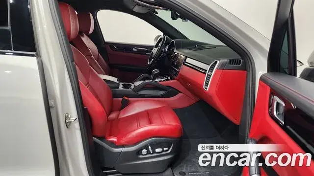 Porsche Cayenne 2021 — ფოტო 25/40