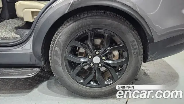Land Rover Discovery 5 2019 — ფოტო 27/30