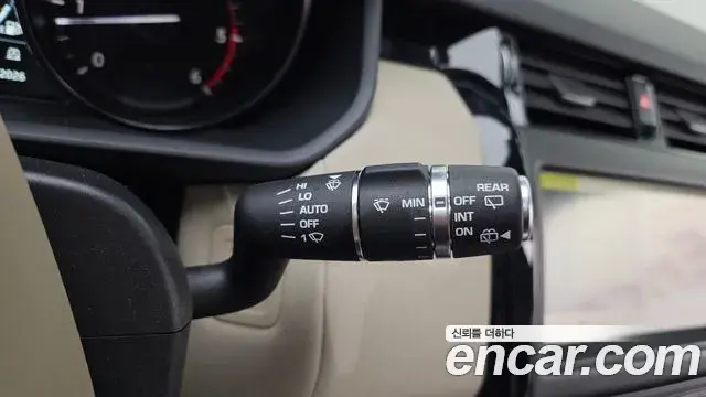 Land Rover Discovery 5 2019 — ფოტო 19/30