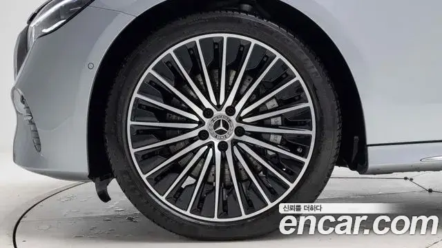 Mercedes-Benz E-Class 2024 — ფოტო 7/20